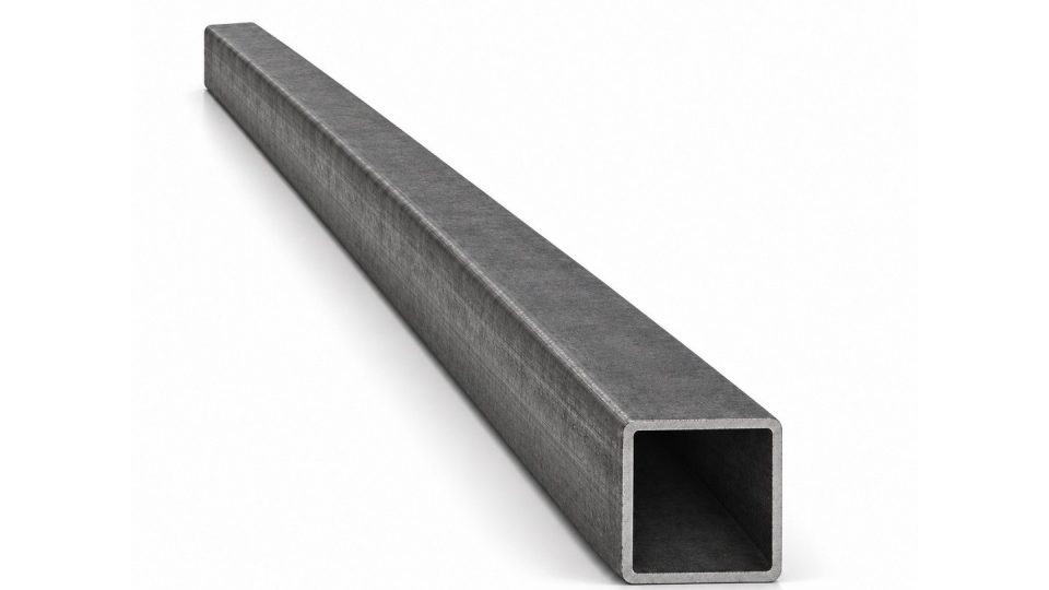 Render stalowego profilu zamkniętego o przekroju kwadratowym na białym tle.