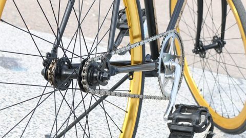 Jak rozpiąć łańcuch za pomocą spinki? Praktyczny poradnik